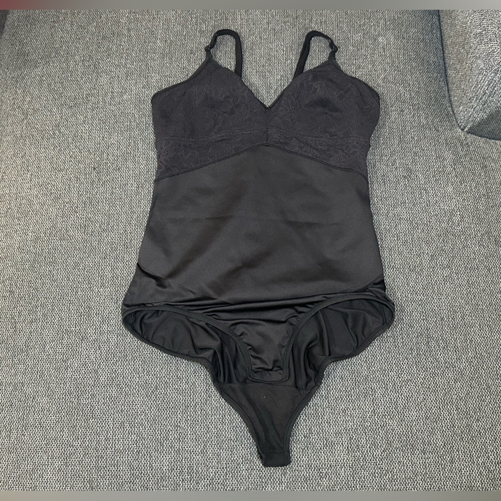 Maidenform Women’s Lace Shapewear Bodysuit – Firm Control, Wireless – SZ- M– EUC - Picture 10 of 11